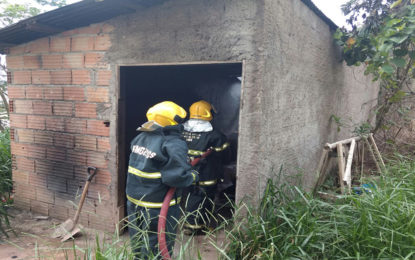 Bombeiros combatem incêndio em residência na rua do Cristo em Conselheiro Lafaiete.
