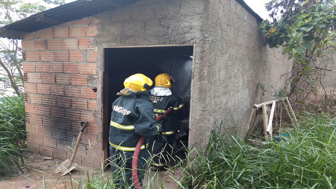 Bombeiros combatem incêndio em residência na rua do Cristo em Conselheiro Lafaiete.