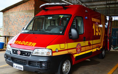 MOTORISTA BATE CARRO EM ÁRVORE E FICA PRESO ÀS FERRAGENS NA ZONA RURAL DE OLIVEIRA FORTES