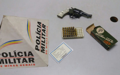 Mulher entrega arma e munições à PM no bairro Bom Pastor em Barbacena