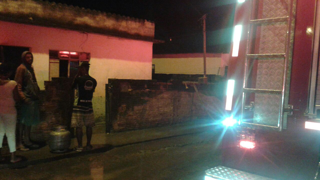 INCÊNDIO ATINGE RESIDÊNCIA NO BAIRRO SANTA MARIA EM BARBACENA