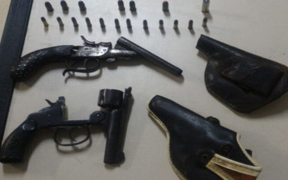 Armas de fogo são apreendidas em residência no bairro Grogotó em Barbacena