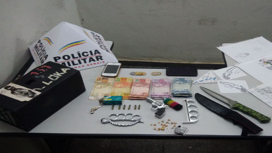 PM prende homem por tráfico de drogas, após denúncia em Santos Dumont-MG
