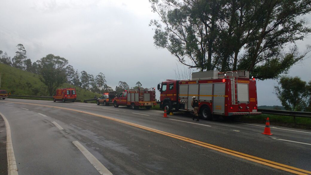 CARRO CAI EM RIBANCEIRA NA BR265 E FAZ 04 VITIMAS PRÓXIMO AO RESTAURANTE DO TIO ROMEU