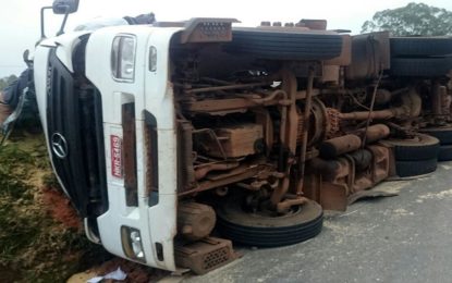 Carreta que transportava soja tomba na BR 040 próximo a Hermilo Alves