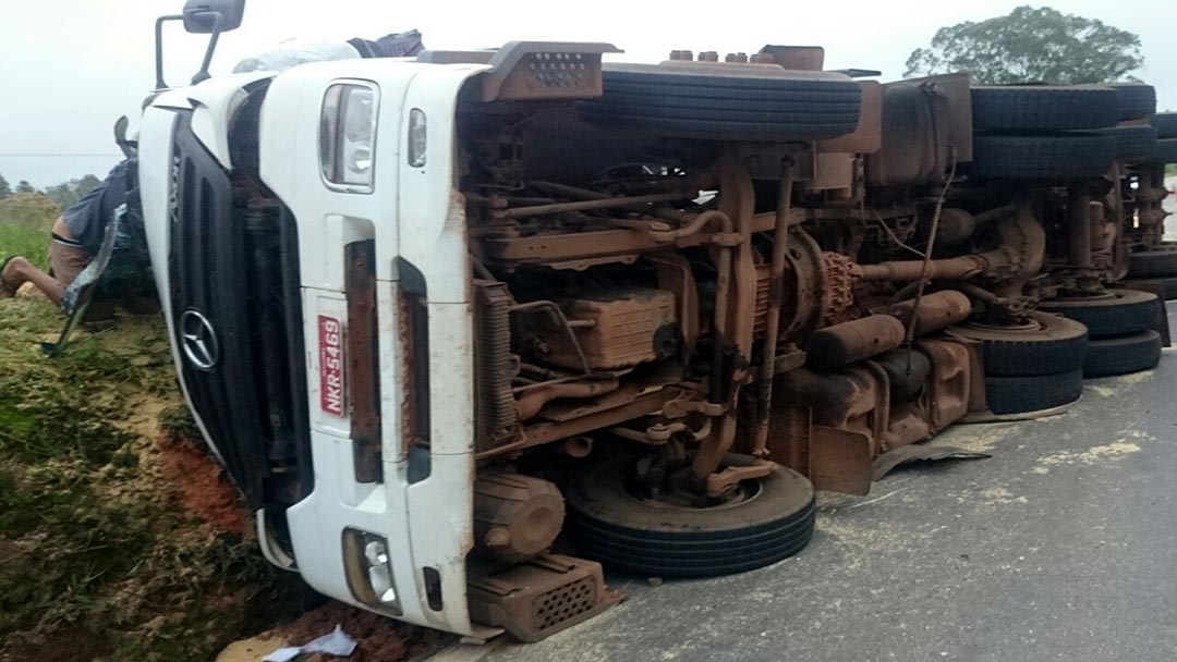 Carreta que transportava soja tomba na BR 040 próximo a Hermilo Alves