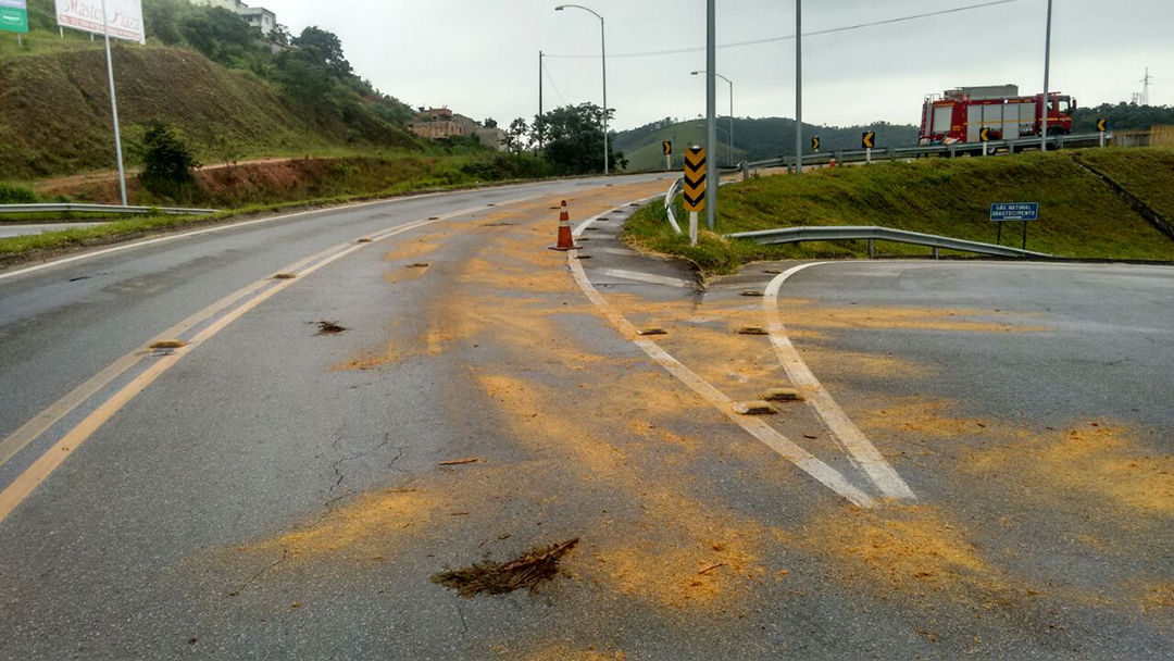 ÓLEO NA PISTA PROVOCA ACIDENTE NO TREVO DA BR 040/PROXIMIDADES DE BARBACENA