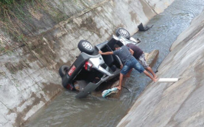 Veículos se envolvem em acidente e um deles cai em córrego da Rua Bahia em Barbacena
