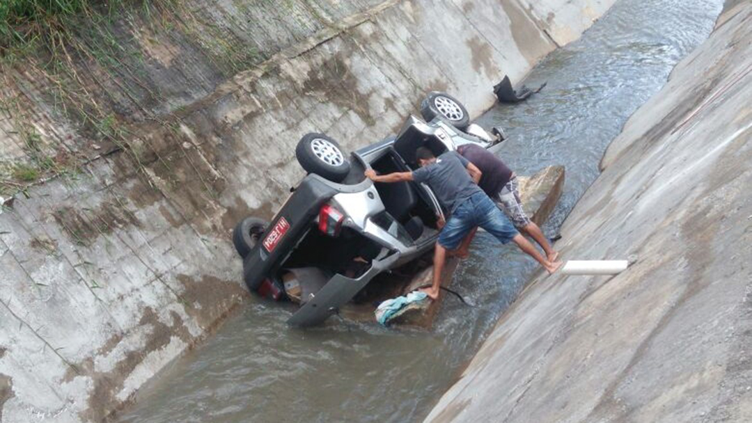 Veículos se envolvem em acidente e um deles cai em córrego da Rua Bahia em Barbacena