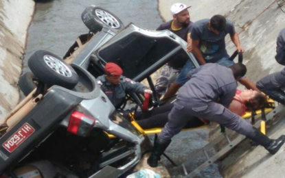 CARRO CAI EM CORREGO E DEIXA UMA VÍTIMA FERIDA EM BARBACENA