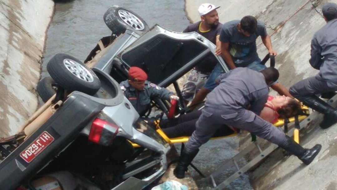 CARRO CAI EM CORREGO E DEIXA UMA VÍTIMA FERIDA EM BARBACENA