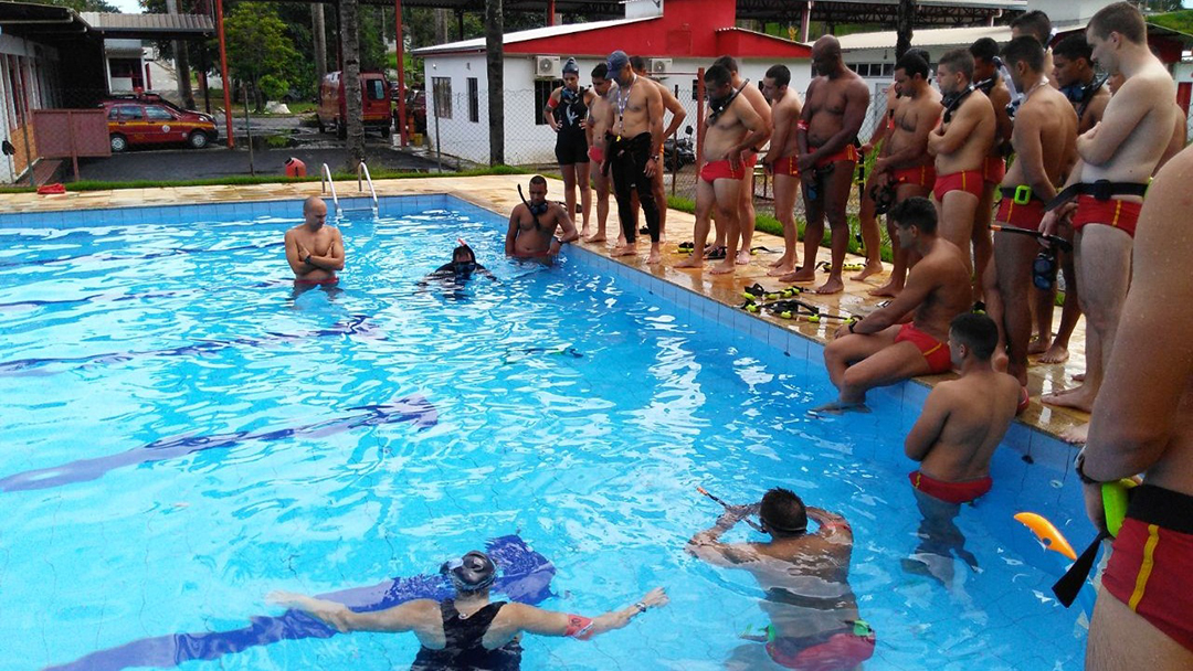 BOMBEIROS INICIAM TREINAMENTO PARA MERGULHADORES