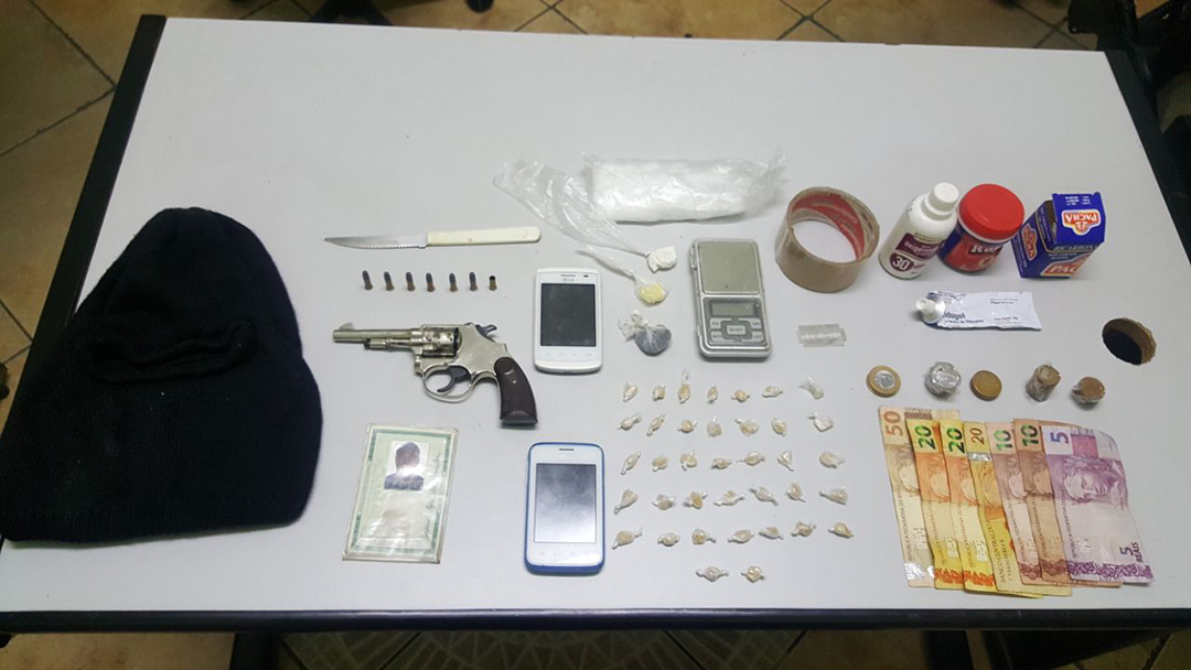 Homem é preso por tráfico de drogas e posse ilegal de arma de fogo em Barbacena