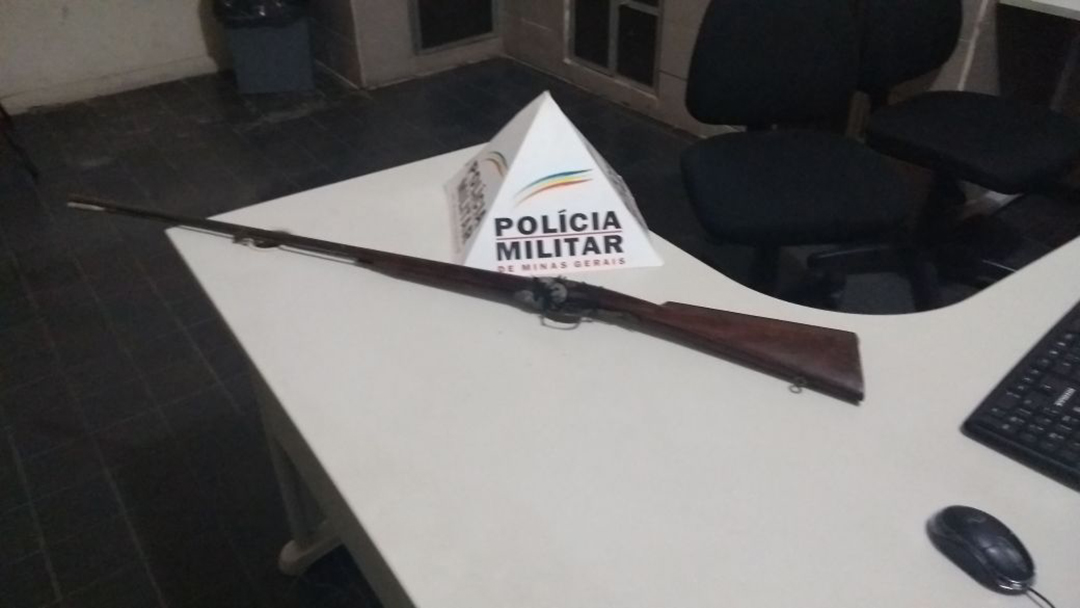 PMR apreende arma de fogo na BR 265 em Barroso