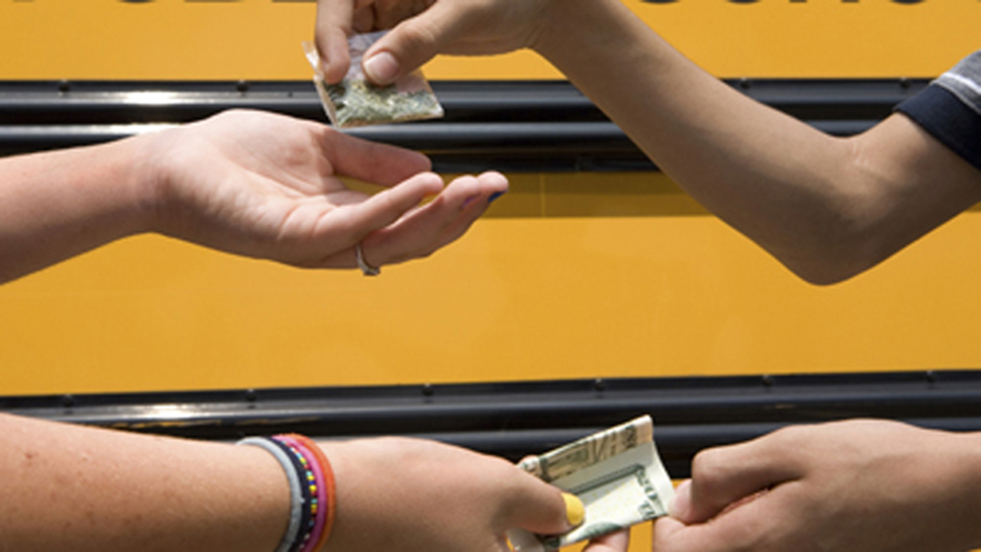 Autores presos por tráfico de drogas no bairro Santo Antônio em Barbacena