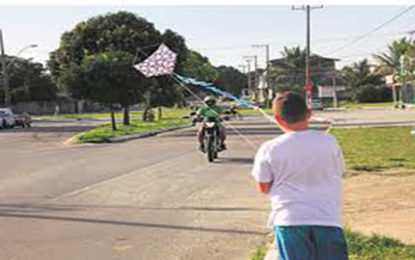 MOTICICLISTA TEM AS MÃOS E PESCOÇO CORTADOS POR LINHA DE CEROL