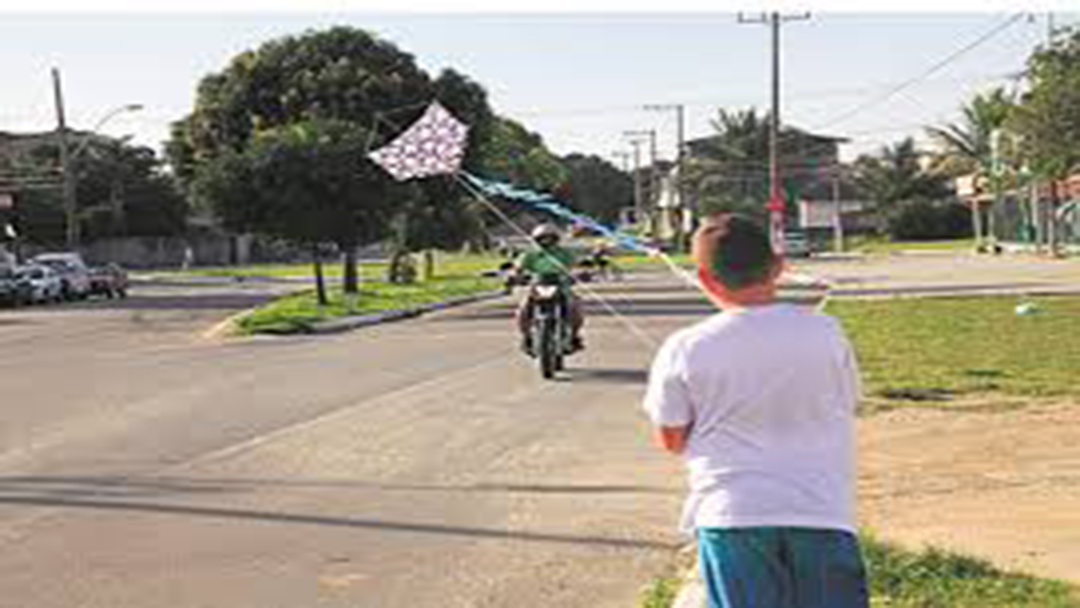MOTICICLISTA TEM AS MÃOS E PESCOÇO CORTADOS POR LINHA DE CEROL