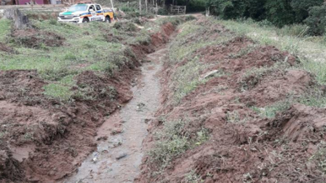 PM do meio ambiente flagra desmatamento às margens de um  curso d´água no Pombal em Barbacena.