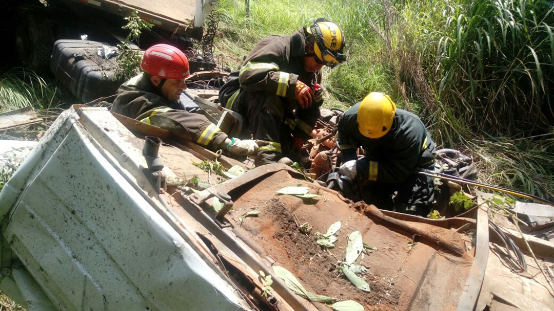 PAI E FILHO FICAM FERIDOS EM ACIDENTE NA BR265 NAS PROXIMIDADES DA CIDADE DE BARROSO
