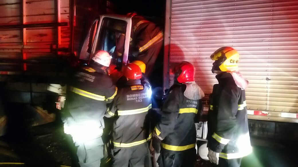 TRATOR SE ENVOLVE EM COLISÃO COM DOIS CAMINHÕES NA BR 265/APÓS O TREVO DE BARROSO-MG