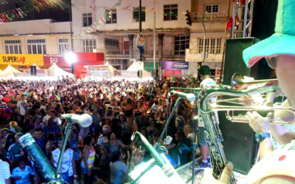 Batalha de Confetes marca o início oficial do Carnaval 2018 em Barbacena-MG