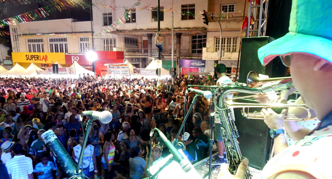 Batalha de Confetes marca o início oficial do Carnaval 2018 em Barbacena-MG