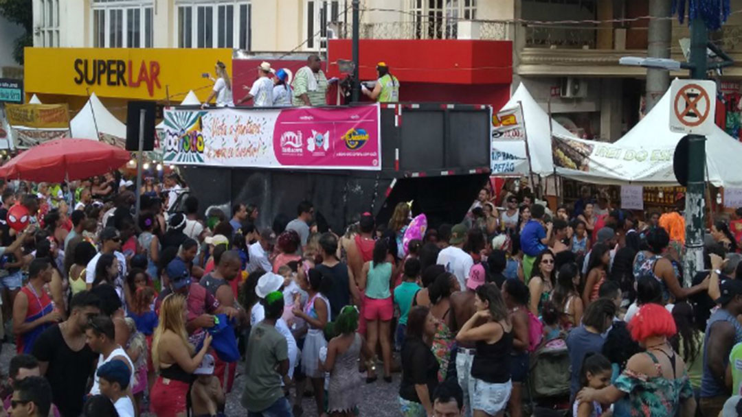 BLOCOS ARRASTAM MULTIDÃO PELO CENTRO DA CIDADE/BARBACENA-MG