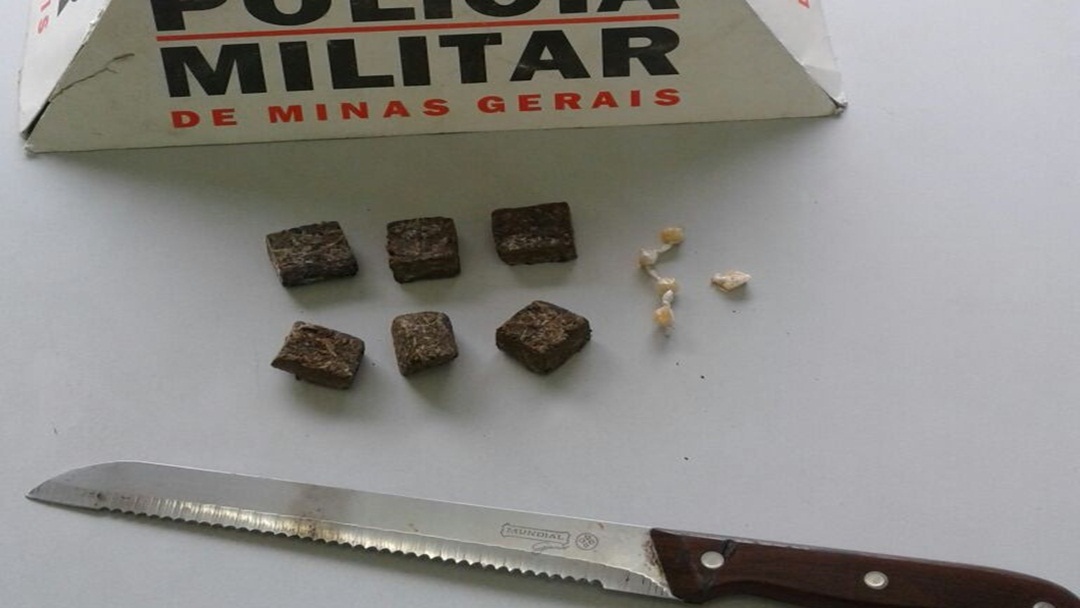 Droga é localizada em imóvel no bairro Diniz em Barbacena-MG