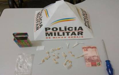 PEDESTRE É PRESO TRANSPORTANDO DROGAS NA MOCHILA EM ESTRADA VICINAL EM RESSAQUINHA/MG