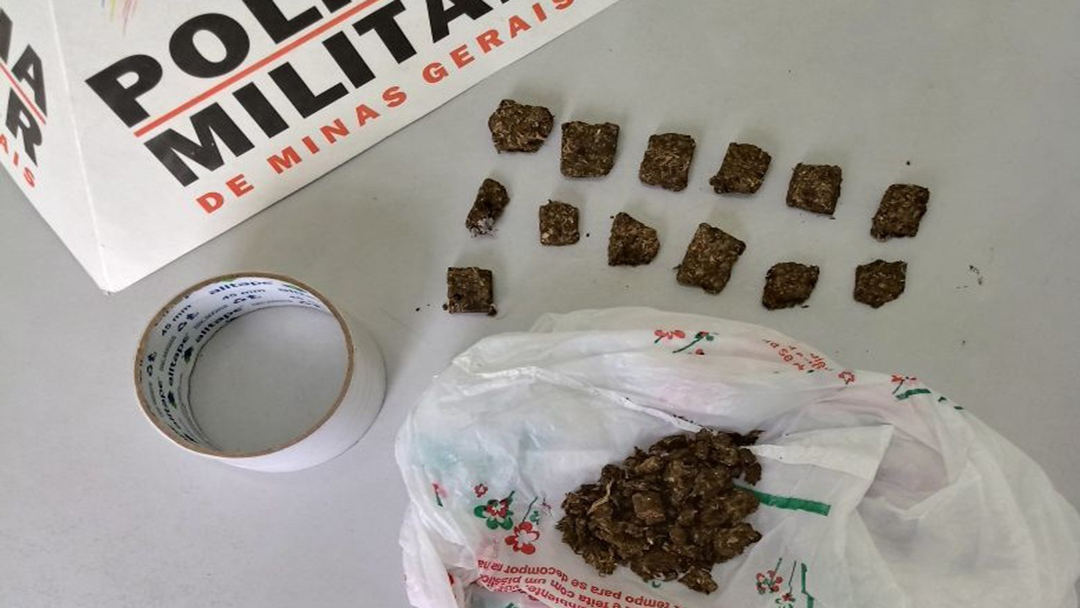 EM BARBACENA MÃE ENCONTRA DROGAS NO QUARTO DO FILHO E ACIONA A PM