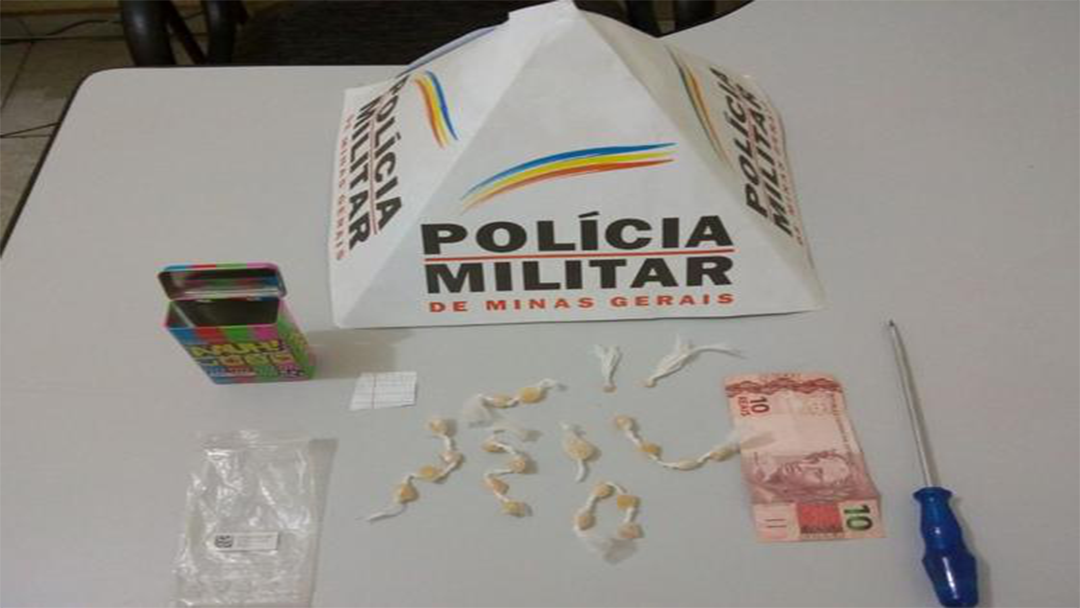 PEDESTRE É PRESO TRANSPORTANDO DROGAS NA MOCHILA EM ESTRADA VICINAL EM RESSAQUINHA/MG