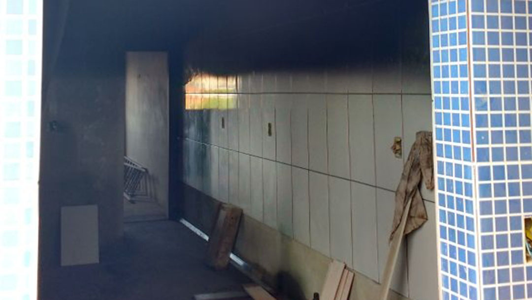 POSSÍVEL INCÊNDIO CRIMINOSO EM EDIFICAÇÃO NO BAIRRO SANTO ANTÔNIO