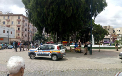 Estilhaço de artefato explosivo atinge idoso no centro da cidade