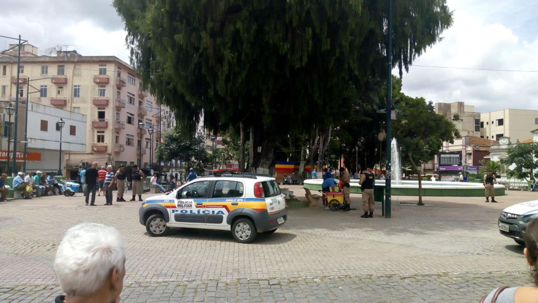 Estilhaço de artefato explosivo atinge idoso no centro da cidade