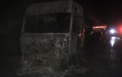 INCÊNDIO EM CAMINHÃO DE COMBUSTÍVEL NA BR 040 PRÓXIMO A CRISTIANO OTONI