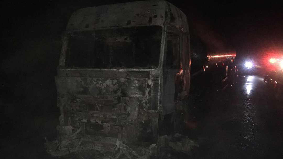 INCÊNDIO EM CAMINHÃO DE COMBUSTÍVEL NA BR 040 PRÓXIMO A CRISTIANO OTONI