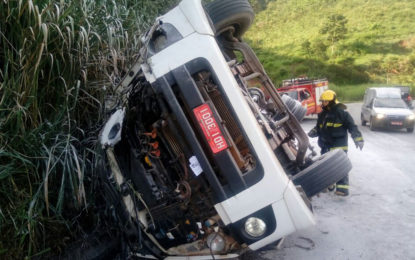 CAMINHONEIRO MORRE EM ACIDENTE NA SERRA DE SANTA BÁRBARA DO TUGÚRIO/MG-448
