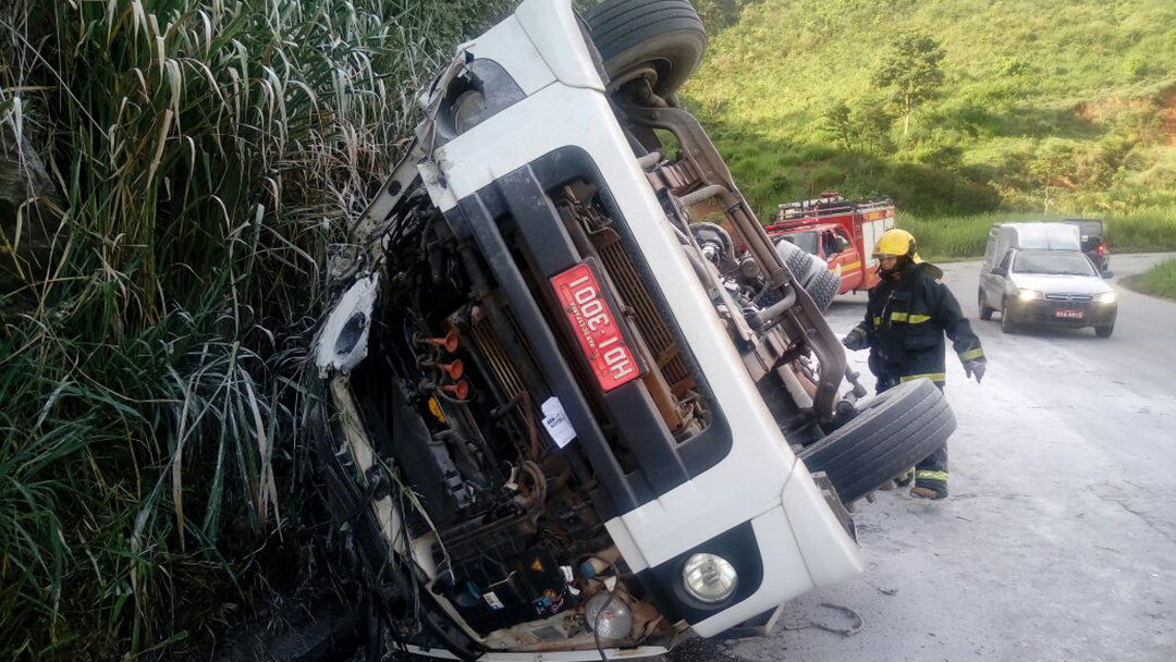 CAMINHONEIRO MORRE EM ACIDENTE NA SERRA DE SANTA BÁRBARA DO TUGÚRIO/MG-448