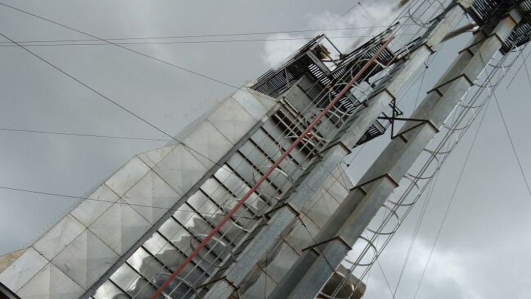 BOMBEIROS COMBATEM INCÊNDIO EM SECADOR DE MILHO ZONA RURAL DA CIDADE DE PRADOS-MG