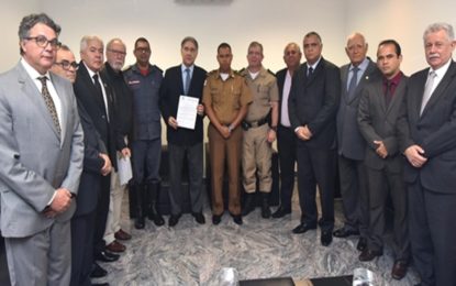 Governador de Minas se reúne com entidades de classe da Polícia Militar