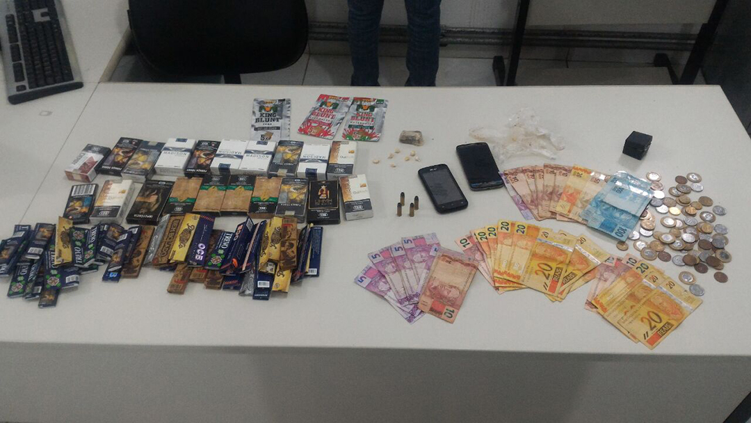 PCMG PRENDE SUSPEITOS DE ENVOLVIMENTO COM TRÁFICO DE DROGAS EM BARBACENA