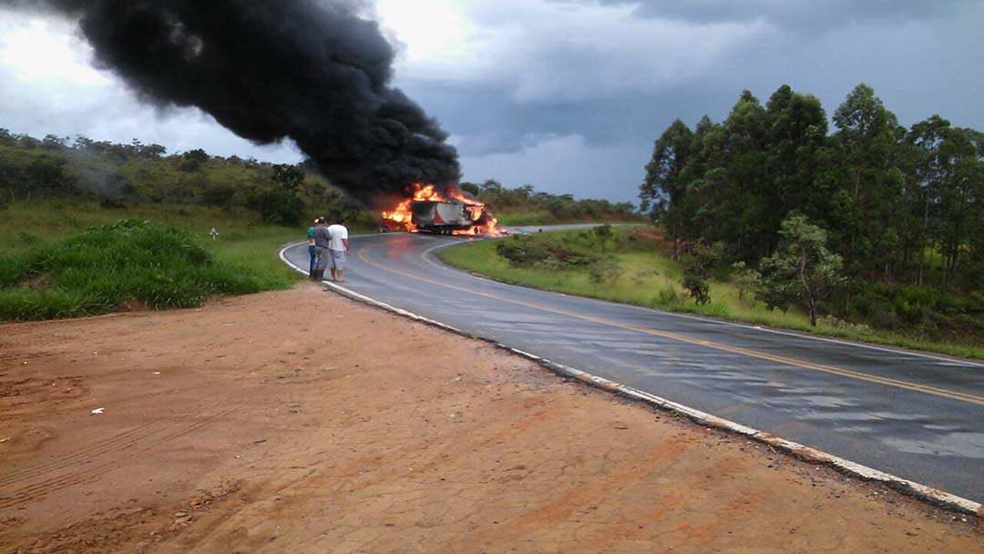 COLISÃO ENTRE VEÍCULOS PESADOS DEIXA FERIDOS E INTERDITA RODOVIA