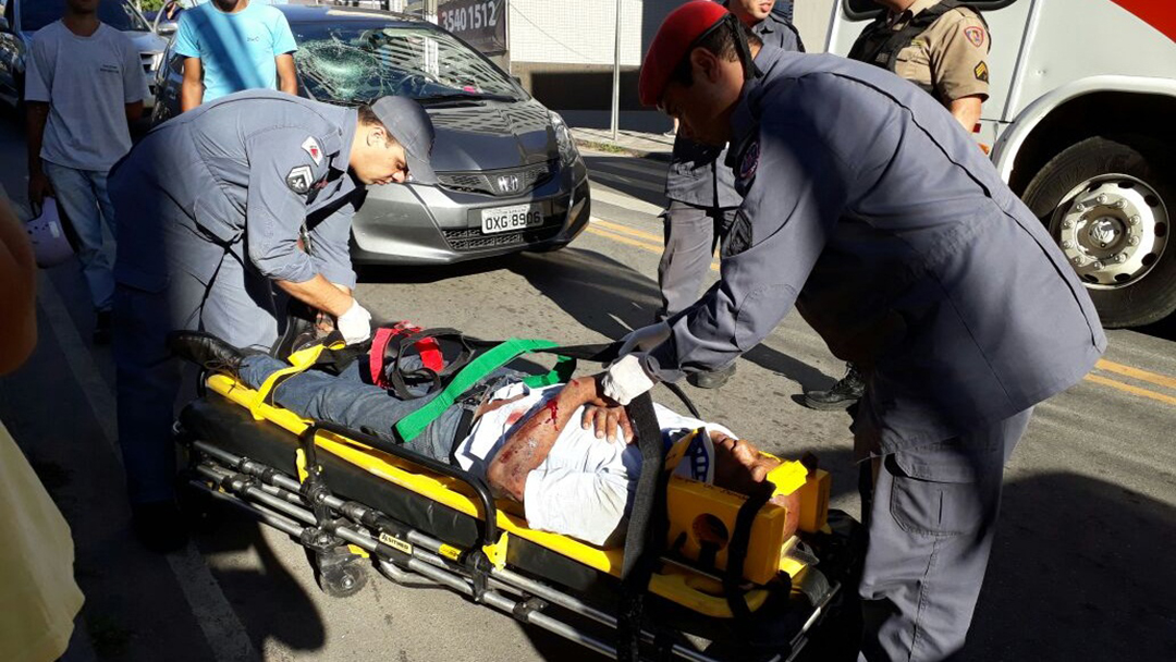 IDOSO É ATROPELADO NO CENTRO DE BARBACENA