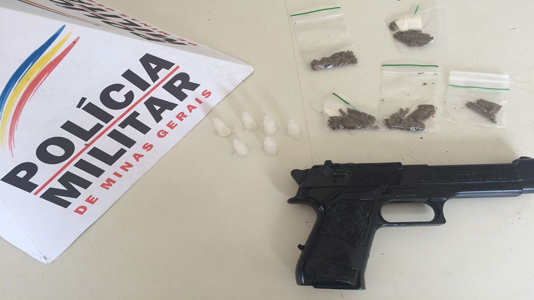 POLÍCIA MILITAR APREENDE DROGAS E SIMULACRO DE ARMA DE FOGO