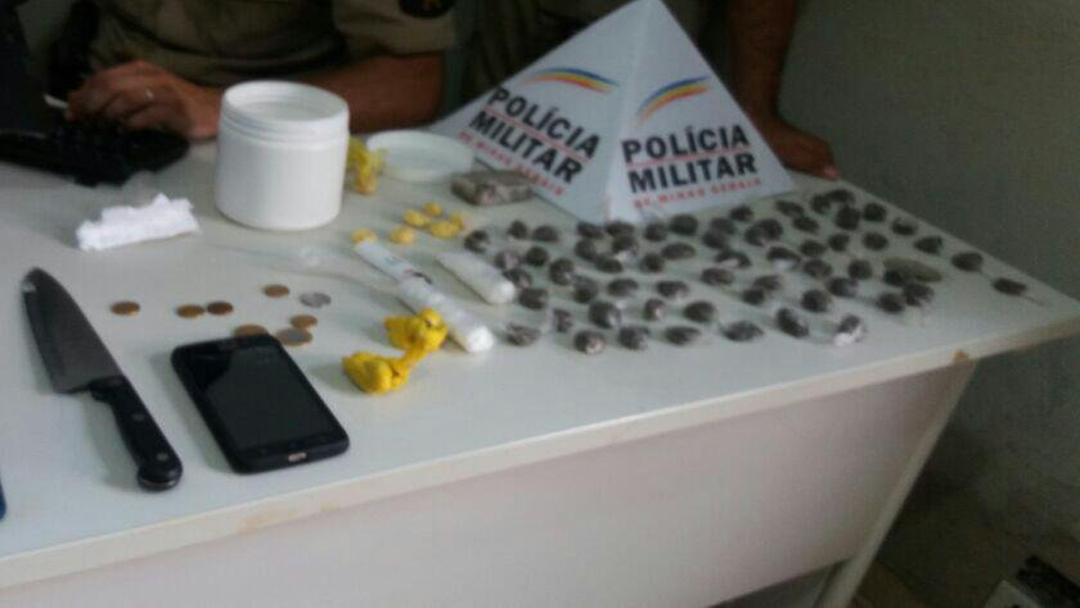 POLÍCIA MILITAR APREENDE GRANDE QUANTIDADE DE DROGAS EM TIRADENTES-MG