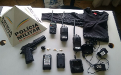 ADOLESCENTE É APREENDIDO DE POSSE DE RÉPLICA DE ARMA DE FOGO E DROGAS NO BAIRRO IPANEMA EM BARBACENA