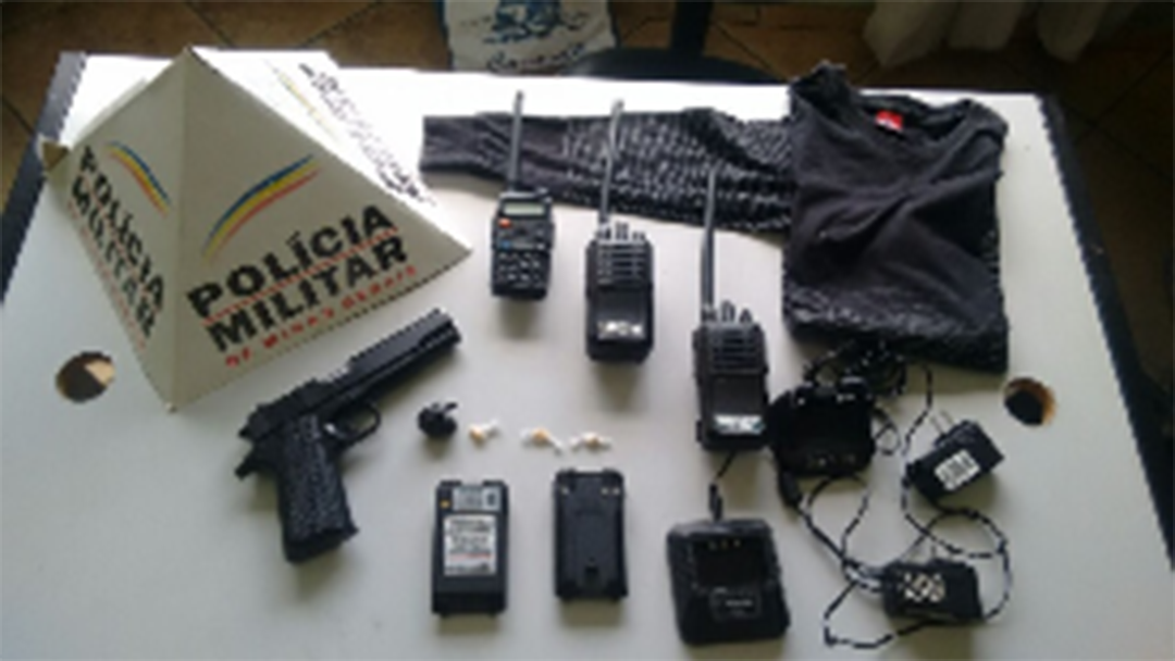 ADOLESCENTE É APREENDIDO DE POSSE DE RÉPLICA DE ARMA DE FOGO E DROGAS NO BAIRRO IPANEMA EM BARBACENA