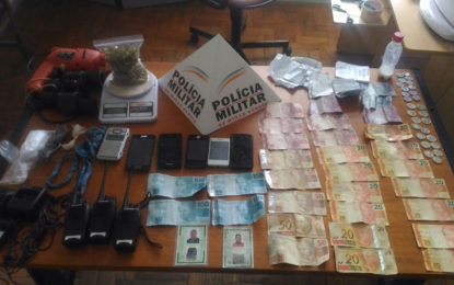 OPERAÇÃO POLICIAL NA CIDADE ENTRE RIOS DE MINAS RESULTA EM APREENSÃO DE DROGAS E MATERIAIS ILÍCITOS