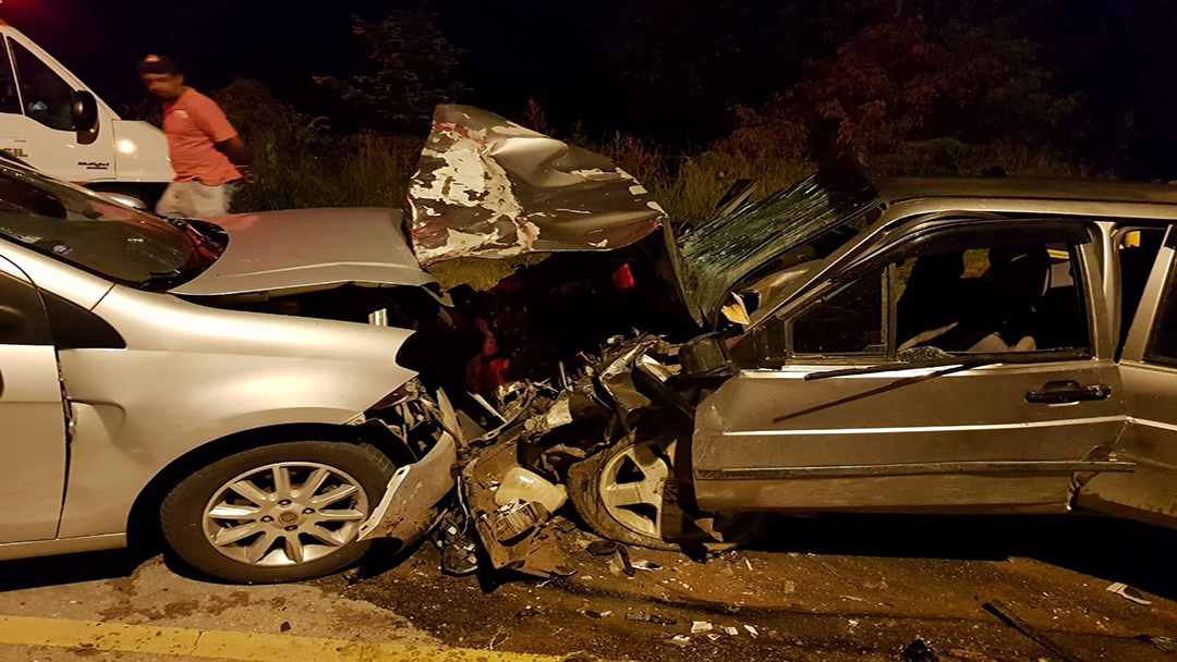COLISÃO ENTRE DOIS VEÍCULOS DEIXAM 08 VÍTIMAS NA MG 338 RODOVIA QUE LIGA BARBACENA A IBERTIOGA