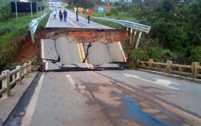 QUEDA DE PONTE NA BR 265 / SÃO SEBASTIÃO DA VITÓRIA À CIDADE DE NAZARENO-MG
